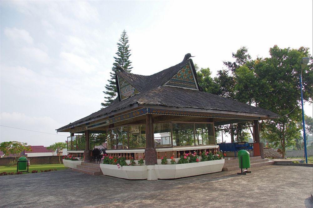 Grand Mutiara Hotel Berastagi Exterior photo