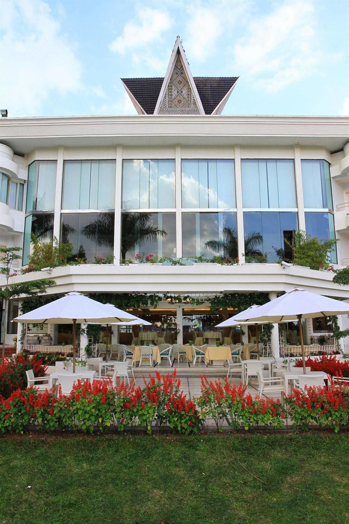 Grand Mutiara Hotel Berastagi Exterior photo